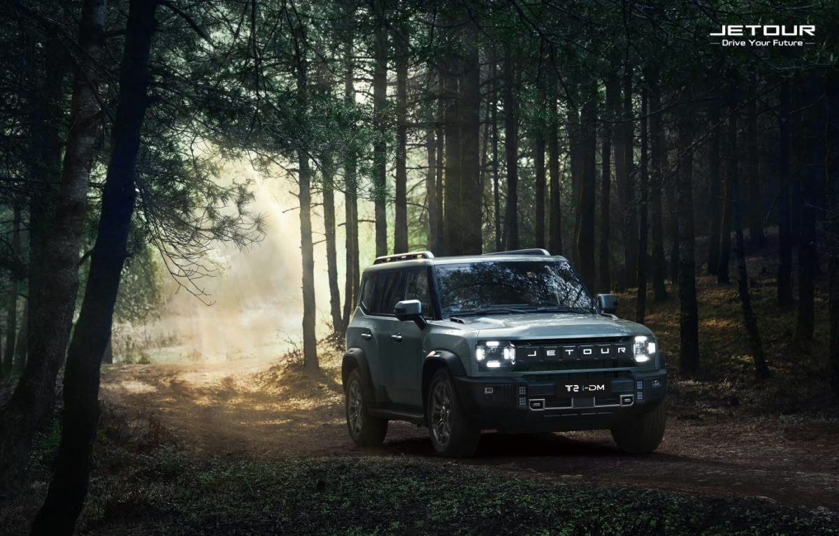 JETOUR T2 i-DM tampil di jalur hutan dengan mengusung konsep kendaraan untuk mendukung perjalanan dan eksplorasi alam. (Dok. JETOUR).