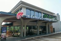 Tampak bangunan Jabarano Coffee Jaipong Jatinangor di kawasan JAHE, Kabupaten Sumedang, yang resmi beroperasi sejak 29 September 2026 sebagai cabang ke-10 Jabarano Coffee.