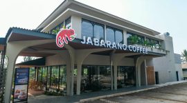 Tampak bangunan Jabarano Coffee Jaipong Jatinangor di kawasan JAHE, Kabupaten Sumedang, yang resmi beroperasi sejak 29 September 2026 sebagai cabang ke-10 Jabarano Coffee.