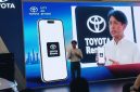 Marketing Director PT Toyota-Astra Motor, Hiroyuki Oide, memperkenalkan teknologi Toyota Remote yang memungkinkan pelanggan mengakses sejumlah fungsi kendaraan melalui smartphone dalam acara Connected Toyota Space Media Gathering di Grand Atrium Mall Kota Kasablanka, Jakarta, Rabu (21/10/2026).