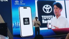 Marketing Director PT Toyota-Astra Motor, Hiroyuki Oide, memperkenalkan teknologi Toyota Remote yang memungkinkan pelanggan mengakses sejumlah fungsi kendaraan melalui smartphone dalam acara Connected Toyota Space Media Gathering di Grand Atrium Mall Kota Kasablanka, Jakarta, Rabu (21/10/2026).