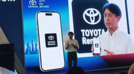 Marketing Director PT Toyota-Astra Motor, Hiroyuki Oide, memperkenalkan teknologi Toyota Remote yang memungkinkan pelanggan mengakses sejumlah fungsi kendaraan melalui smartphone dalam acara Connected Toyota Space Media Gathering di Grand Atrium Mall Kota Kasablanka, Jakarta, Rabu (21/10/2026).