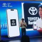 Marketing Director PT Toyota-Astra Motor, Hiroyuki Oide, memperkenalkan teknologi Toyota Remote yang memungkinkan pelanggan mengakses sejumlah fungsi kendaraan melalui smartphone dalam acara Connected Toyota Space Media Gathering di Grand Atrium Mall Kota Kasablanka, Jakarta, Rabu (21/10/2026).