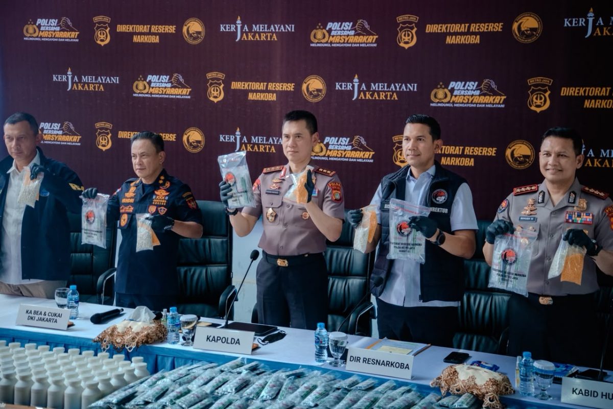 Kapolda Metro Jaya bersama jajaran Ditresnarkoba dan instansi terkait menunjukkan barang bukti dalam pengungkapan kasus dugaan produksi obat keras ilegal jenis Tramadol dan Triheksifenidil. Polisi mengamankan 16 orang serta menyita lebih dari 7 juta butir obat keras di dua lokasi di Kabupaten Sukoharjo, Jawa Tengah. (Foto: Dokumentasi Polda Metro Jaya).