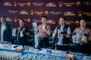 Kapolda Metro Jaya bersama jajaran Ditresnarkoba dan instansi terkait menunjukkan barang bukti dalam pengungkapan kasus dugaan produksi obat keras ilegal jenis Tramadol dan Triheksifenidil. Polisi mengamankan 16 orang serta menyita lebih dari 7 juta butir obat keras di dua lokasi di Kabupaten Sukoharjo, Jawa Tengah. (Foto: Dokumentasi Polda Metro Jaya).