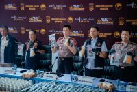 Kapolda Metro Jaya bersama jajaran Ditresnarkoba dan instansi terkait menunjukkan barang bukti dalam pengungkapan kasus dugaan produksi obat keras ilegal jenis Tramadol dan Triheksifenidil. Polisi mengamankan 16 orang serta menyita lebih dari 7 juta butir obat keras di dua lokasi di Kabupaten Sukoharjo, Jawa Tengah. (Foto: Dokumentasi Polda Metro Jaya).