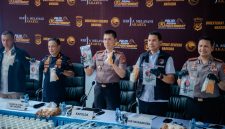 Kapolda Metro Jaya bersama jajaran Ditresnarkoba dan instansi terkait menunjukkan barang bukti dalam pengungkapan kasus dugaan produksi obat keras ilegal jenis Tramadol dan Triheksifenidil. Polisi mengamankan 16 orang serta menyita lebih dari 7 juta butir obat keras di dua lokasi di Kabupaten Sukoharjo, Jawa Tengah. (Foto: Dokumentasi Polda Metro Jaya).