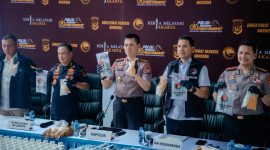 Kapolda Metro Jaya bersama jajaran Ditresnarkoba dan instansi terkait menunjukkan barang bukti dalam pengungkapan kasus dugaan produksi obat keras ilegal jenis Tramadol dan Triheksifenidil. Polisi mengamankan 16 orang serta menyita lebih dari 7 juta butir obat keras di dua lokasi di Kabupaten Sukoharjo, Jawa Tengah. (Foto: Dokumentasi Polda Metro Jaya).