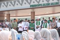 Wali Kota Bekasi Tri Adhianto mengikuti Pawai Hari Santri 2026 di Kota Bekasi, Kamis (22/10/2026). Momentum ini dimanfaatkan untuk menegaskan pentingnya lingkungan pesantren yang aman dan nyaman serta pendidikan santri yang berkarakter.