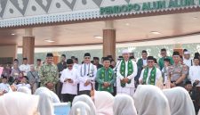 Wali Kota Bekasi Tri Adhianto mengikuti Pawai Hari Santri 2026 di Kota Bekasi, Kamis (22/10/2026). Momentum ini dimanfaatkan untuk menegaskan pentingnya lingkungan pesantren yang aman dan nyaman serta pendidikan santri yang berkarakter.