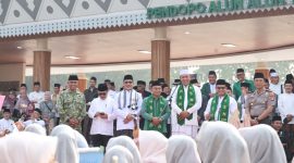 Wali Kota Bekasi Tri Adhianto mengikuti Pawai Hari Santri 2026 di Kota Bekasi, Kamis (22/10/2026). Momentum ini dimanfaatkan untuk menegaskan pentingnya lingkungan pesantren yang aman dan nyaman serta pendidikan santri yang berkarakter.