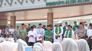 Wali Kota Bekasi Tri Adhianto mengikuti Pawai Hari Santri 2026 di Kota Bekasi, Kamis (22/10/2026). Momentum ini dimanfaatkan untuk menegaskan pentingnya lingkungan pesantren yang aman dan nyaman serta pendidikan santri yang berkarakter.
