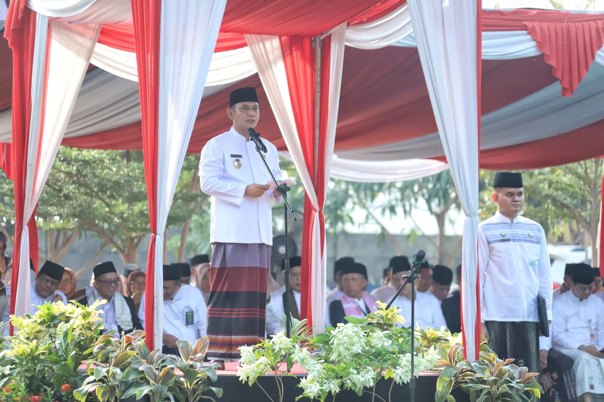 Plt Bupati Bekasi, dr. Asep Surya Atmaja, menyampaikan sambutan dalam peringatan Hari Santri Nasional 2026 di Pondok Pesantren Thariq Bin Ziyad, Grand Cikarang City, Kabupaten Bekasi, Kamis (22/10/2026).