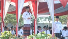 Plt Bupati Bekasi, dr. Asep Surya Atmaja, menyampaikan sambutan dalam peringatan Hari Santri Nasional 2026 di Pondok Pesantren Thariq Bin Ziyad, Grand Cikarang City, Kabupaten Bekasi, Kamis (22/10/2026).