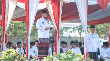  Plt Bupati Bekasi, dr. Asep Surya Atmaja, menyampaikan sambutan dalam peringatan Hari Santri Nasional 2026 di Pondok Pesantren Thariq Bin Ziyad, Grand Cikarang City, Kabupaten Bekasi, Kamis (22/10/2026).