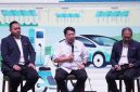 Perwakilan Dyandra Promosindo dan pelaku industri kendaraan listrik mengikuti sesi diskusi dalam konferensi pers PEVS 2026 di Jakarta, Kamis (22/10/2026).