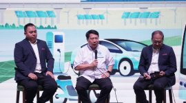 Perwakilan Dyandra Promosindo dan pelaku industri kendaraan listrik mengikuti sesi diskusi dalam konferensi pers PEVS 2026 di Jakarta, Kamis (22/10/2026).