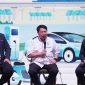 Perwakilan Dyandra Promosindo dan pelaku industri kendaraan listrik mengikuti sesi diskusi dalam konferensi pers PEVS 2026 di Jakarta, Kamis (22/10/2026).