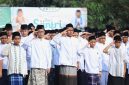 Sejumlah santri mengikuti upacara dengan memberikan hormat pada peringatan Hari Santri Nasional 2026 di Pondok Pesantren Thariq Bin Ziyad, Grand Cikarang City, Kabupaten Bekasi, Kamis (22/10/2026).