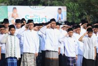 Sejumlah santri mengikuti upacara dengan memberikan hormat pada peringatan Hari Santri Nasional 2026 di Pondok Pesantren Thariq Bin Ziyad, Grand Cikarang City, Kabupaten Bekasi, Kamis (22/10/2026).