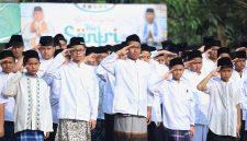 Sejumlah santri mengikuti upacara dengan memberikan hormat pada peringatan Hari Santri Nasional 2026 di Pondok Pesantren Thariq Bin Ziyad, Grand Cikarang City, Kabupaten Bekasi, Kamis (22/10/2026).
