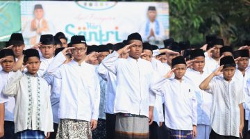 Sejumlah santri mengikuti upacara dengan memberikan hormat pada peringatan Hari Santri Nasional 2026 di Pondok Pesantren Thariq Bin Ziyad, Grand Cikarang City, Kabupaten Bekasi, Kamis (22/10/2026).
