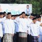 Sejumlah santri mengikuti upacara dengan memberikan hormat pada peringatan Hari Santri Nasional 2026 di Pondok Pesantren Thariq Bin Ziyad, Grand Cikarang City, Kabupaten Bekasi, Kamis (22/10/2026).