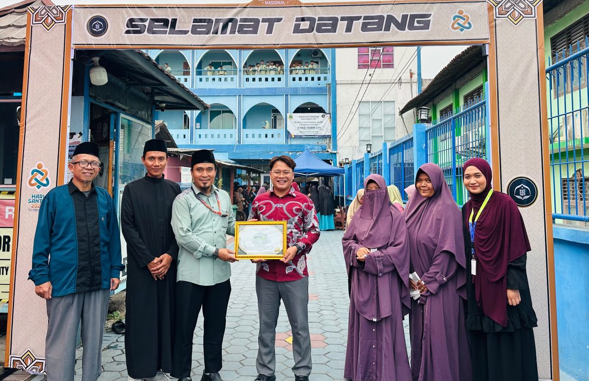 Perwakilan PrimeBiz Hotel Cikarang bersama jajaran Yayasan Ulul Albab Al Islamiyah berfoto bersama usai penyerahan apresiasi atas dukungan dalam kegiatan Pasar Gratis yang digelar dalam rangka memperingati Hari Santri Nasional 2026 di Cikarang, Kabupaten Bekasi.