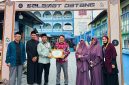 Perwakilan PrimeBiz Hotel Cikarang bersama jajaran Yayasan Ulul Albab Al Islamiyah berfoto bersama usai penyerahan apresiasi atas dukungan dalam kegiatan Pasar Gratis yang digelar dalam rangka memperingati Hari Santri Nasional 2026 di Cikarang, Kabupaten Bekasi.