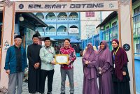 Perwakilan PrimeBiz Hotel Cikarang bersama jajaran Yayasan Ulul Albab Al Islamiyah berfoto bersama usai penyerahan apresiasi atas dukungan dalam kegiatan Pasar Gratis yang digelar dalam rangka memperingati Hari Santri Nasional 2026 di Cikarang, Kabupaten Bekasi.