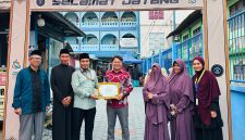 Perwakilan PrimeBiz Hotel Cikarang bersama jajaran Yayasan Ulul Albab Al Islamiyah berfoto bersama usai penyerahan apresiasi atas dukungan dalam kegiatan Pasar Gratis yang digelar dalam rangka memperingati Hari Santri Nasional 2026 di Cikarang, Kabupaten Bekasi.