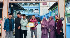 Perwakilan PrimeBiz Hotel Cikarang bersama jajaran Yayasan Ulul Albab Al Islamiyah berfoto bersama usai penyerahan apresiasi atas dukungan dalam kegiatan Pasar Gratis yang digelar dalam rangka memperingati Hari Santri Nasional 2026 di Cikarang, Kabupaten Bekasi.