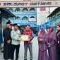 Perwakilan PrimeBiz Hotel Cikarang bersama jajaran Yayasan Ulul Albab Al Islamiyah berfoto bersama usai penyerahan apresiasi atas dukungan dalam kegiatan Pasar Gratis yang digelar dalam rangka memperingati Hari Santri Nasional 2026 di Cikarang, Kabupaten Bekasi.