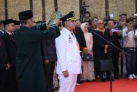 Bupati Bekasi Asep Surya Atmaja mengucapkan sumpah jabatan saat prosesi pelantikan sebagai Bupati Bekasi definitif untuk sisa masa jabatan 2025–2030 di Bale Gede, Gedung Pakuan, Bandung, Jumat (23/10/2026).
