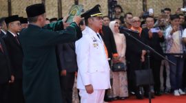 Bupati Bekasi Asep Surya Atmaja mengucapkan sumpah jabatan saat prosesi pelantikan sebagai Bupati Bekasi definitif untuk sisa masa jabatan 2025–2030 di Bale Gede, Gedung Pakuan, Bandung, Jumat (23/10/2026).