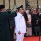 Bupati Bekasi Asep Surya Atmaja mengucapkan sumpah jabatan saat prosesi pelantikan sebagai Bupati Bekasi definitif untuk sisa masa jabatan 2025–2030 di Bale Gede, Gedung Pakuan, Bandung, Jumat (23/10/2026).