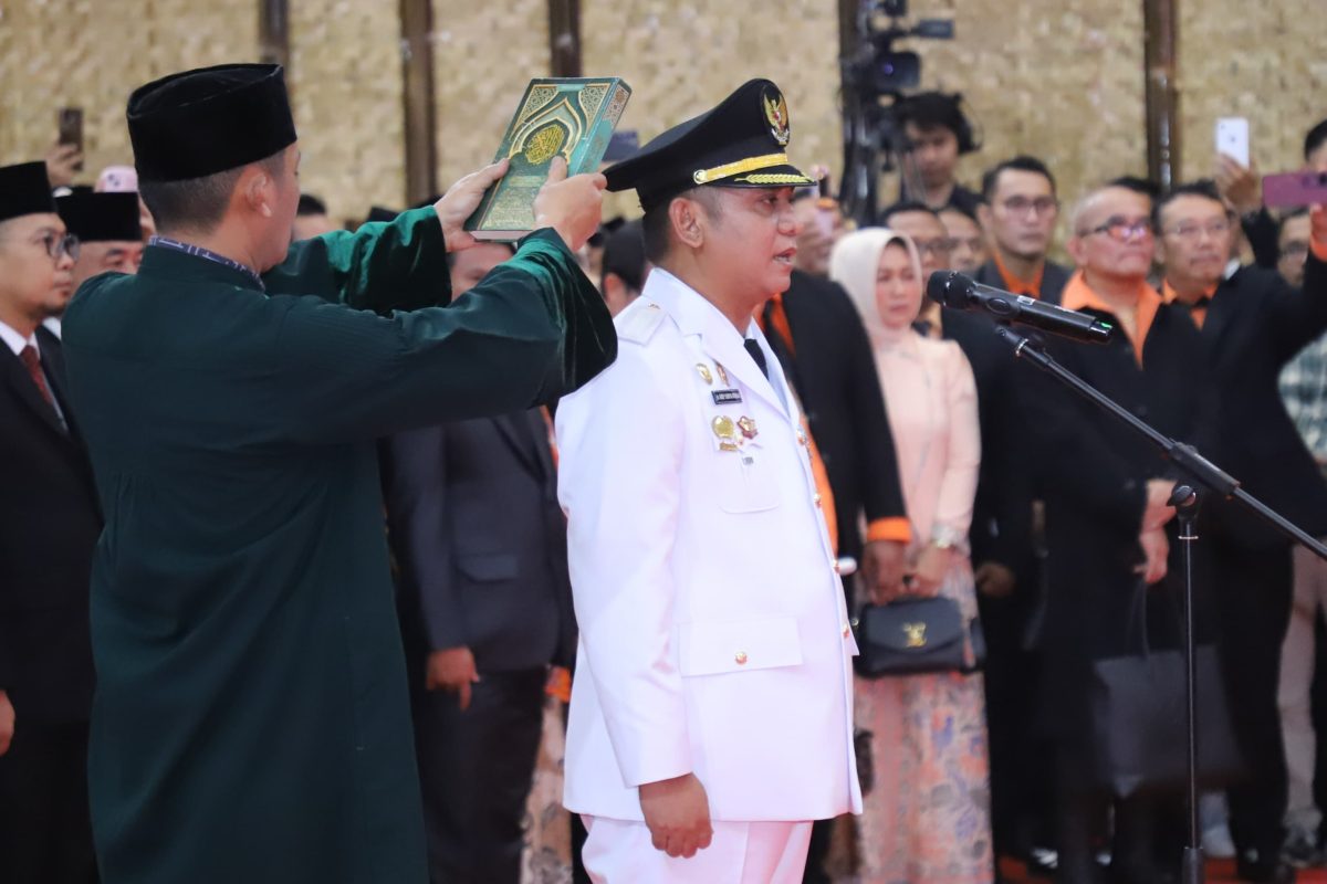 Bupati Bekasi Asep Surya Atmaja mengucapkan sumpah jabatan saat dilantik sebagai Bupati Bekasi definitif untuk sisa masa jabatan 2025–2030 di Bale Gede, Gedung Pakuan, Kota Bandung, Jumat (23/10/2026).