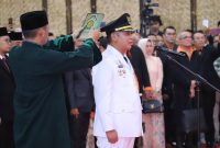 Bupati Bekasi Asep Surya Atmaja mengucapkan sumpah jabatan saat dilantik sebagai Bupati Bekasi definitif untuk sisa masa jabatan 2025–2030 di Bale Gede, Gedung Pakuan, Kota Bandung, Jumat (23/10/2026).