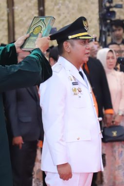 Lantik Bupati Bekasi Definitif, Dedi Mulyadi Targetkan Jalan Rusak Tuntas pada 2027
