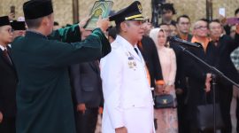 Bupati Bekasi Asep Surya Atmaja mengucapkan sumpah jabatan saat dilantik sebagai Bupati Bekasi definitif untuk sisa masa jabatan 2025–2030 di Bale Gede, Gedung Pakuan, Kota Bandung, Jumat (23/10/2026).