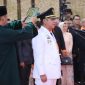 Bupati Bekasi Asep Surya Atmaja mengucapkan sumpah jabatan saat dilantik sebagai Bupati Bekasi definitif untuk sisa masa jabatan 2025–2030 di Bale Gede, Gedung Pakuan, Kota Bandung, Jumat (23/10/2026).