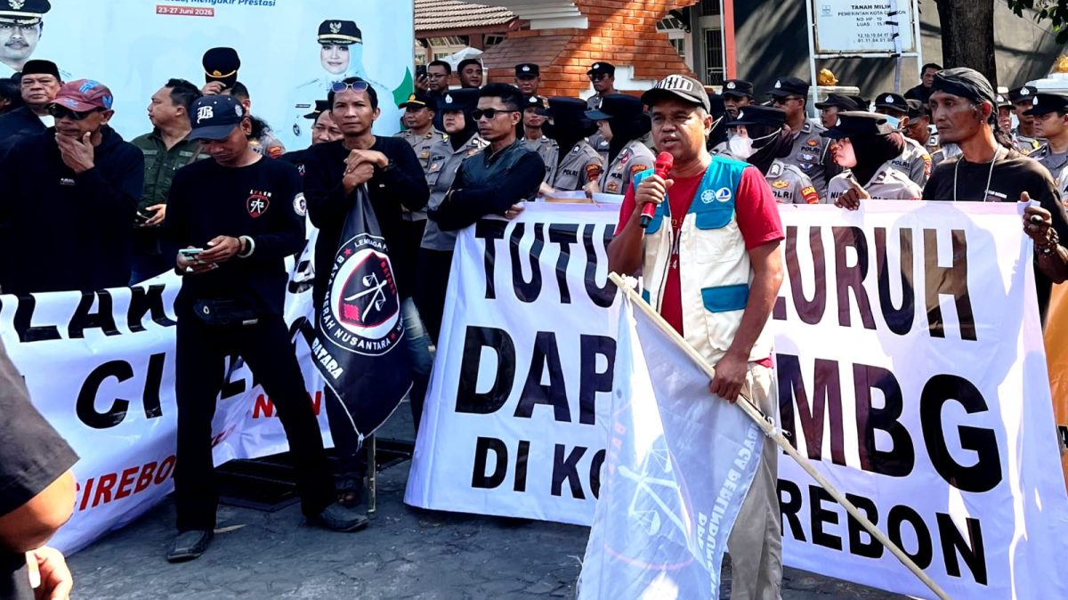 Keterangan foto: Juru Bicara Parlemen Bayangan Indonesia Pasti, Heru Subagia, berorasi mendesak Badan Gizi Nasional (BGN) dan Satuan Pelayanan Pemenuhan Gizi (SPPG) bertanggung jawab atas dugaan keracunan yang menimpa lebih dari 400 siswa di Kota Cirebon. (Istimewa)