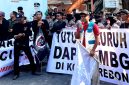 Keterangan foto: Juru Bicara Parlemen Bayangan Indonesia Pasti, Heru Subagia, berorasi mendesak Badan Gizi Nasional (BGN) dan Satuan Pelayanan Pemenuhan Gizi (SPPG) bertanggung jawab atas dugaan keracunan yang menimpa lebih dari 400 siswa di Kota Cirebon. (Istimewa)