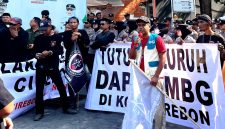 Keterangan foto: Juru Bicara Parlemen Bayangan Indonesia Pasti, Heru Subagia, berorasi mendesak Badan Gizi Nasional (BGN) dan Satuan Pelayanan Pemenuhan Gizi (SPPG) bertanggung jawab atas dugaan keracunan yang menimpa lebih dari 400 siswa di Kota Cirebon. (Istimewa)
