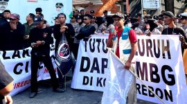 Keterangan foto: Juru Bicara Parlemen Bayangan Indonesia Pasti, Heru Subagia, berorasi mendesak Badan Gizi Nasional (BGN) dan Satuan Pelayanan Pemenuhan Gizi (SPPG) bertanggung jawab atas dugaan keracunan yang menimpa lebih dari 400 siswa di Kota Cirebon. (Istimewa)