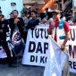 Keterangan foto: Juru Bicara Parlemen Bayangan Indonesia Pasti, Heru Subagia, berorasi mendesak Badan Gizi Nasional (BGN) dan Satuan Pelayanan Pemenuhan Gizi (SPPG) bertanggung jawab atas dugaan keracunan yang menimpa lebih dari 400 siswa di Kota Cirebon. (Istimewa)