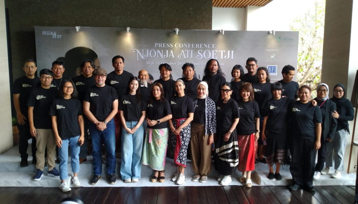 Jajaran pemain, kru produksi, dan tim Regina Art berfoto bersama saat konferensi pers pertunjukan teater Njonja Ati Soetji di The Forest at The Veranda, Lebak Bulus, Jakarta Selatan, Jumat (23/10/2026). Pementasan ini mengangkat kisah perjuangan Njonja Ati Soetji melawan perdagangan manusia pada masa Hindia Belanda.