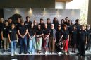 Jajaran pemain, kru produksi, dan tim Regina Art berfoto bersama saat konferensi pers pertunjukan teater Njonja Ati Soetji di The Forest at The Veranda, Lebak Bulus, Jakarta Selatan, Jumat (23/10/2026). Pementasan ini mengangkat kisah perjuangan Njonja Ati Soetji melawan perdagangan manusia pada masa Hindia Belanda.