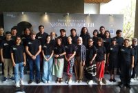 Jajaran pemain, kru produksi, dan tim Regina Art berfoto bersama saat konferensi pers pertunjukan teater Njonja Ati Soetji di The Forest at The Veranda, Lebak Bulus, Jakarta Selatan, Jumat (23/10/2026). Pementasan ini mengangkat kisah perjuangan Njonja Ati Soetji melawan perdagangan manusia pada masa Hindia Belanda.