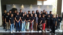Jajaran pemain, kru produksi, dan tim Regina Art berfoto bersama saat konferensi pers pertunjukan teater Njonja Ati Soetji di The Forest at The Veranda, Lebak Bulus, Jakarta Selatan, Jumat (23/10/2026). Pementasan ini mengangkat kisah perjuangan Njonja Ati Soetji melawan perdagangan manusia pada masa Hindia Belanda.